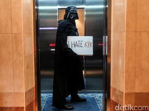 Aksi Darth Vader di Hari Antikorupsi Sedunia