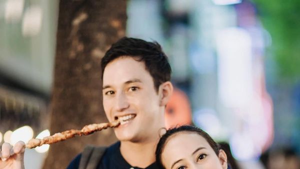 Serunya Janisaa Pradja, Teman Dekat Mike Lewis yang Doyan Wine