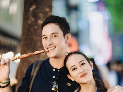 Serunya Janisaa Pradja, Teman Dekat Mike Lewis yang Doyan Wine