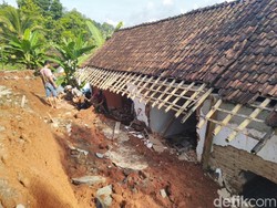Rumah Janda Tua Hancur Tertimpa Longsor di Ciamis