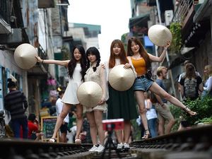 Demi Foto di Rel Kereta, Turis-turis Ini Rela Bertaruh Nyawa