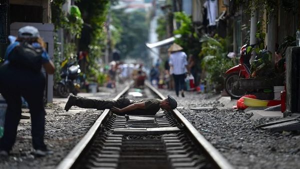 Foto: Mereka yang Bertaruh Nyawa Demi Selfie di Rel Kereta