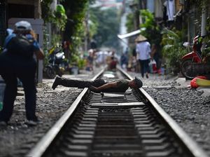 Foto: Mereka yang Bertaruh Nyawa Demi Selfie di Rel Kereta