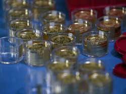 Ada yang Pakai Dinar-Dirham, Memang Boleh Transaksi di RI Tanpa Rupiah?