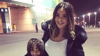 Fernandinho punya pasangan berparas cantik bernama Glaucia Rosa. Mungkin itu rahasia penampilan garang sang gelandang di lapangan hijau, ya? Instagram @rosaglau