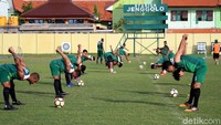 Para pemain Persebaya kembali berlatih setelah dua hari libur pasca bertanding di Medan. Untuk latihan hari ini digenjot latihan aerobic, kata Djajang di Stadion Jenggolo Sidoarjo, Rabu (5/12/2018).