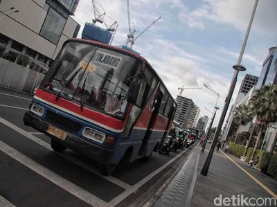 Potret Sedih Senja Kala Metromini di Jakarta