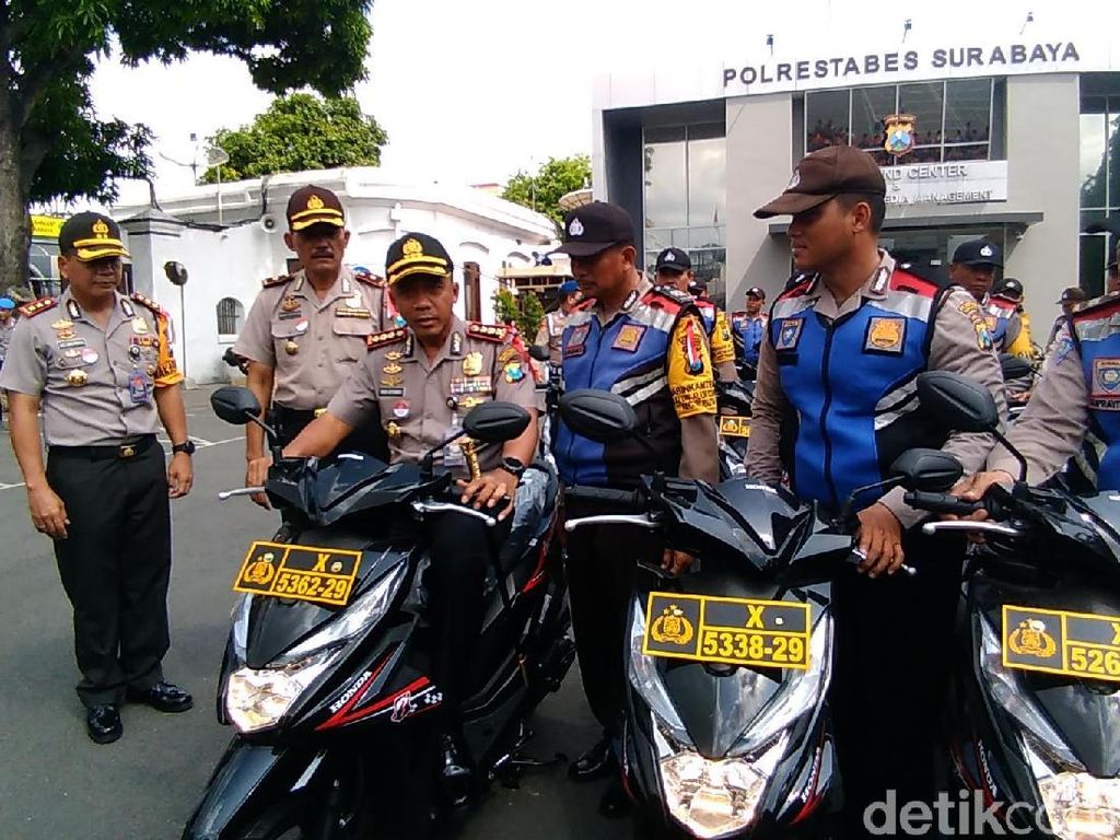 130 Motor Dibagikan untuk Bhabinkamtibmas di Surabaya 130 Motor Dibagikan untuk Bhabinkamtibmas di Surabaya