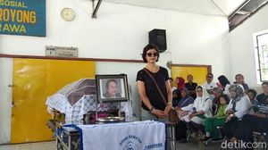 Tegarnya Lintang, Putri Nh Dini di Prosesi Kremasi