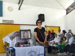 Tegarnya Lintang, Putri Nh Dini di Prosesi Kremasi