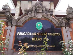 Tak Dipecat, Hakim yang Ajak Koleganya Mandi Bareng Pulang Kampung