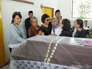 Prosesi Kremasi Nh Dini hingga Kemesraan Chicco Jerikho dan Putri Marino
