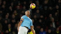 City tak mau kecolongan di sisa pertandingan. Vincent Kompany harus berjibaku menggalang pertahanan. (Foto: Andrew Boyers/Action Images via Reuters)