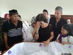 Tangis Putri dan Sopir Mengantar Kepergian Nh Dini