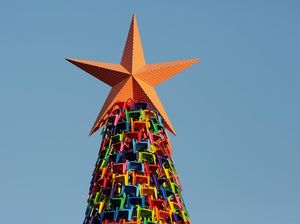 Kreatif! Begini Penampakan Pohon Natal dari Kursi Plastik