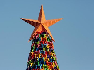 Kreatif! Begini Penampakan Pohon Natal dari Kursi Plastik