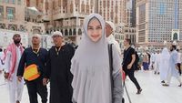 Foto: Melody Eks JKT 48 Pakai Hijab Syari Saat Umrah, Bikin Adem