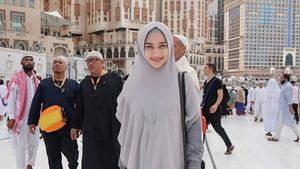Foto: Melody Eks JKT 48 Pakai Hijab Syari Saat Umrah, Bikin Adem