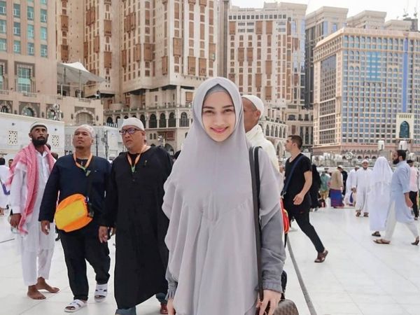 Foto: Melody Eks JKT 48 Pakai Hijab Syari Saat Umrah, Bikin Adem