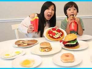 YouTuber Cilik Berpenghasilan Tertinggi Ini Suka Bikin Pizza dan Pancake YouTuber Cilik Berpenghasilan Tertinggi Ini Suka Bikin Pizza dan Pancake