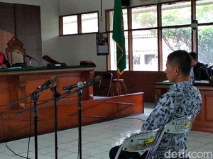 Video: Momen Eks Kalapas Sukamiskin Divonis 8 Tahun Bui Video: Momen Eks Kalapas Sukamiskin Divonis 8 Tahun Bui