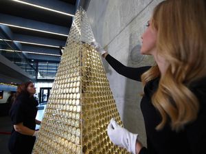 Mewah! Pohon Natal Ini Disusun dari Koin Emas