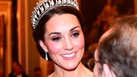 Cinderella Dunia Nyata, Kate Middleton Anggun Bergaun Perak Jenny Packham