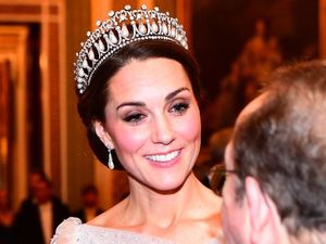 Cinderella Dunia Nyata, Kate Middleton Anggun Bergaun Perak Jenny Packham
