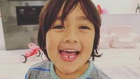Sudah Pintar Jualan, 10 Anak Kecil Ini Lebih Kaya dari Kamu