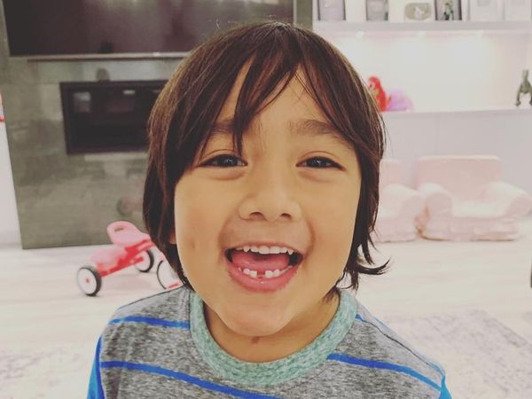 Sudah Pintar Jualan, 10 Anak Kecil Ini Lebih Kaya dari Kamu