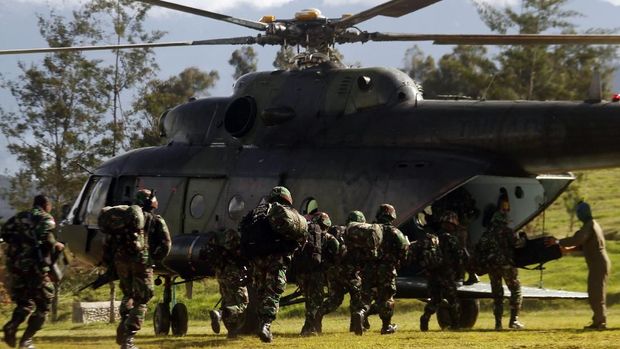 Prajurit TNI bersiap menaiki helikopter menuju Nduga di Wamena, Papua, Rabu (5/12/2018). Aparat gabungan terus berusaha mengatasi Kelompok Kriminal Bersenjata (KKB) yang diduga telah menewaskan 31 karyawan PT Istika Karya saat melakukan pengerjaan jalur Trans Papua di Kali Yigi dan Kali Aurak Distrik Yigi, Kabupaten Nduga, Papua. ANTARA FOTO/Iwan Adisaputra/aww.