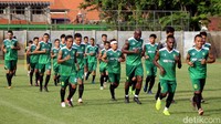 Dalam pertandingan Sabtu mendatang, skema yang akan diturunkan Djanur sama seperti sebelumnya, ia tak akan merubah rotasi pemain. Pasalnya, menurut Djanur pemain yang sudah ia turunkan di pertandingan lalu adalah yang saat ini mumpuni untuk dimainkan.