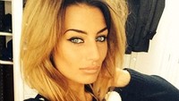 Kyle Walker juga menjadi salah satu bek sayap terbaik dunia usai direkrut Manchester City. Saat ini, Walker punya pasangan bernama Annie Kilner yang berparas cantik. Instagram @annievioletkilner