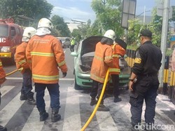 Mobil Sedan Terbakar di Simpang Tiga Taman Pelangi, 3 Penumpang Shock