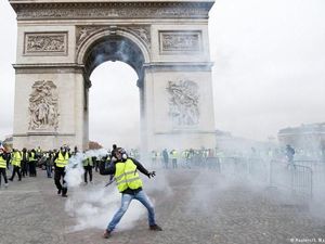 Setelah Aksi Protes, Presiden Prancis Tunda Kenaikan Pajak BBM Setelah Aksi Protes, Presiden Prancis Tunda Kenaikan Pajak BBM