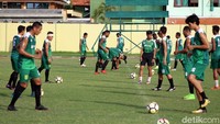Laga itu diyakini bakal bergulir sengit merujuk posisi kedua tim di tabel klasemen.