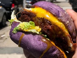 Mau Coba? Burger Ungu Ini Berisi Sisig Khas Filipina