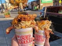 Bikin Ngiler! Ada Burger Mie yang Disajikan di Cangkir Kemasan Mie Instan