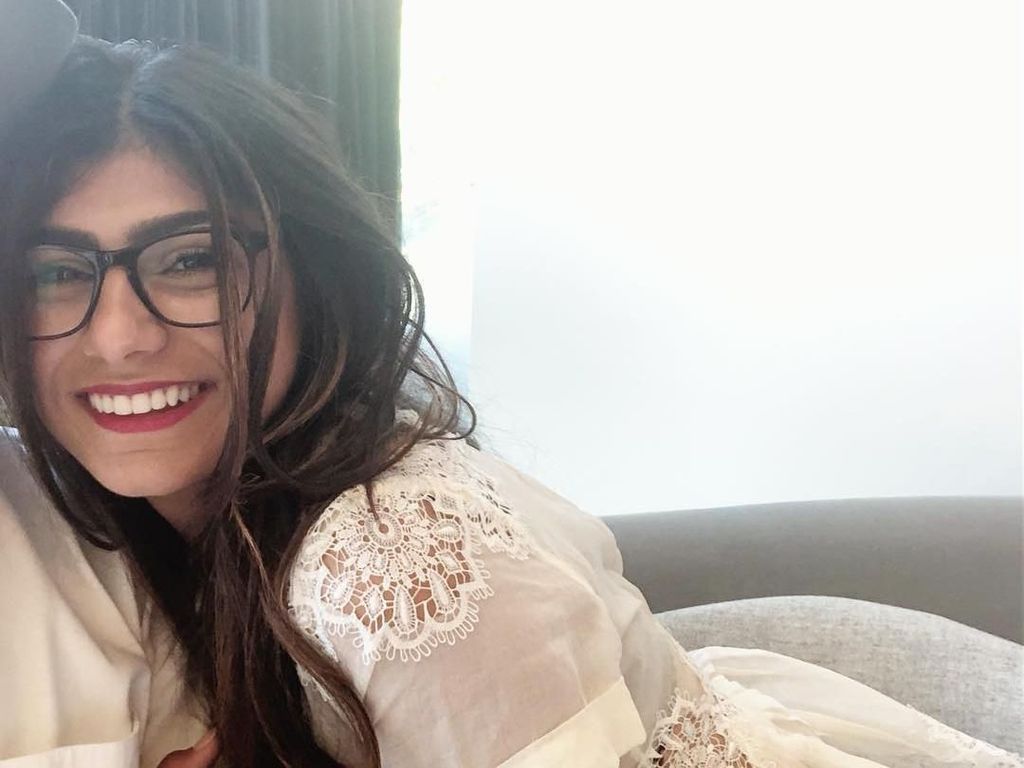 Kacamata Mia Khalifa saat Bintangi Film Porno Ditawar Rp 1,4 Miliar Kacamata Mia Khalifa saat Bintangi Film Porno Ditawar Rp 1,4 Miliar