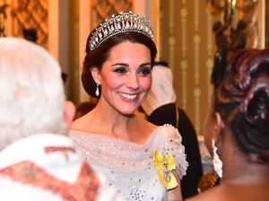 Tak Ada Hubungan Darah, 8 Pasang Selebriti Ini Miripnya Seperti Kembar