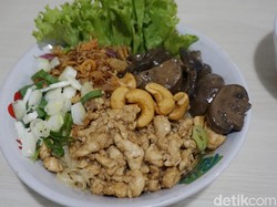 Sensasi Makan Bakmi Ayam Plus Kacang Mete yang Gurih Mulur