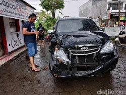 Pohon Tumbang Timpa Dua Mobil di Jember, Pengemudi Luka Ringan