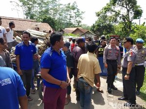 Warga Jember Hadang WN China yang Diduga Hendak Menambang Warga Jember Hadang WN China yang Diduga Hendak Menambang