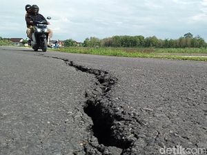 Jalan di Rembang Ini Retak Sepanjang 100 Meter, Bikin Warga Waswas