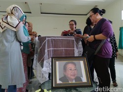 Tak Dapat Penerbangan, Pierre Coffin Absen di Kremasi Nh Dini