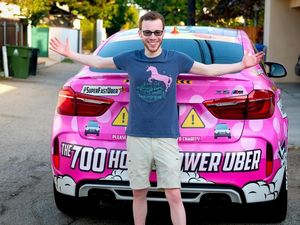 Demi Cari Calon Istri, Supir Taksi Online Ini Hias Mobil Serba Hello Kitty Demi Cari Calon Istri, Supir Taksi Online Ini Hias Mobil Serba Hello Kitty