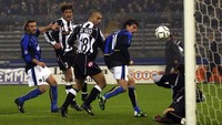 2 Maret 2003, Derby yang tak terlupakan untuk Andres Guglielminpietro alias Guly. Inter dan Juventus punya poin yang sama di puncak klasemen dengan 48 poin menuju laga ini. Tapi gol bunuh diri Guly di menit keempat membuat Juventus nyaman menguasai pertandingan. Juventus membuat dua gol lain lewat Pavel Nedved dan Mauro Camoranesi dan menang 3-0. Juventus juara di akhir musim dengan keunggulan tujuh poin atas Inter. (Foto: Grazia Neri/Getty Images)