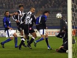 2 Maret 2003, Derby yang tak terlupakan untuk Andres Guglielminpietro alias Guly. Inter dan Juventus punya poin yang sama di puncak klasemen dengan 48 poin menuju laga ini. Tapi gol bunuh diri Guly di menit keempat membuat Juventus nyaman menguasai pertandingan. Juventus membuat dua gol lain lewat Pavel Nedved dan Mauro Camoranesi dan menang 3-0. Juventus juara di akhir musim dengan keunggulan tujuh poin atas Inter. (Foto: Grazia Neri/Getty Images)