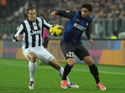Sebuah laga yang cukup dikenang pendukung Inter. Juventus menjamu Nerazzurri dengan catatan tanpa kekalahan di 49 laga beruntun dan unggul cepat lewat Arturo Vidal. Tapi pasukan Andrea Stramaccioni tampil agresif dan membalikkan keadaan di babak kedua lewat sepasang gol Diego Milito dan satu gol Rodrigo Palacio. Inter menang meyakinkan 3-1 dan menghentikan keperkasaaan Juventus. (Foto: Valerio Pennicino/Getty Images)