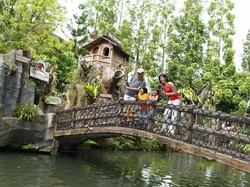 Sensasi Mancing Dikelilingi Buaya Hingga Piton di Bogor
